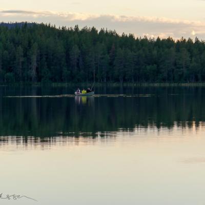Se Lake Tranquil Reflection Rowboat People Fishing