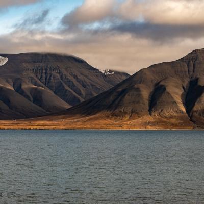 Svalbard Typical Adventsfjorden Mountains Cabins Clouds