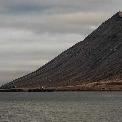 No Svalbard Seaside Sunlit Cabins Mountainpeak Clouds 
