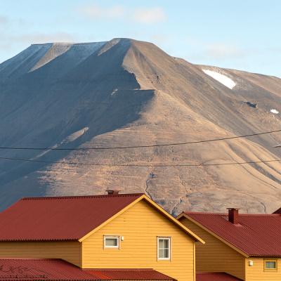 Svalbard Yellow Houses Red Rooftops Background Mountains900
