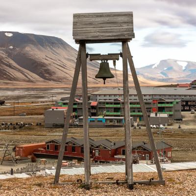 Sj Longyearbyen Colors Earthtones Belfryfg Town View Mountains900