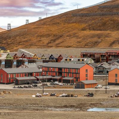 Sj Longyearbyen Colors Town View Mountains900