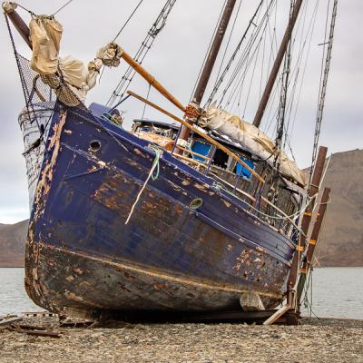Sj Longyearbyen Harbour Colors Blue Shipwreck Ashore900