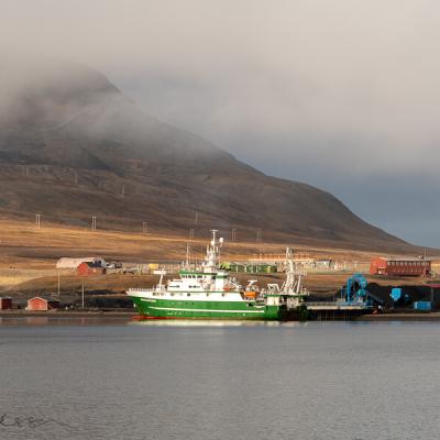 Sj Longyearbyen Harbour Colors Green Ship Blue Crane Red Houses900