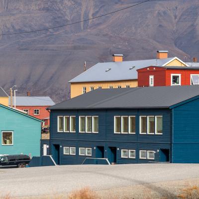 Svalbard Longyearbyen House Colours Mountain900