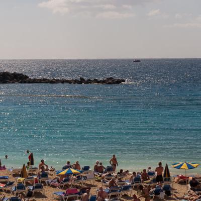 Es Grancanaria Atlantic Beach Sunbathing People Wavebreaker Horizon900