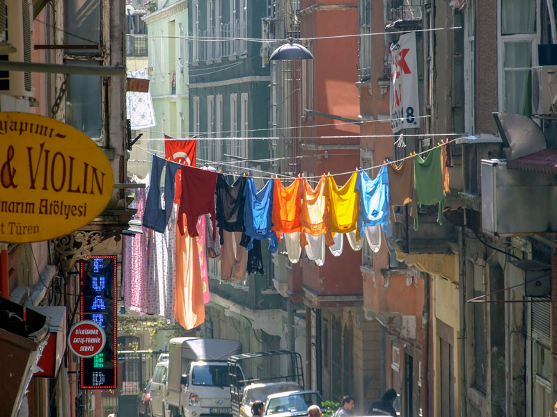 Färgglad tvätt mellan husen i Istanbul. Foto © Lottie Eriksson
