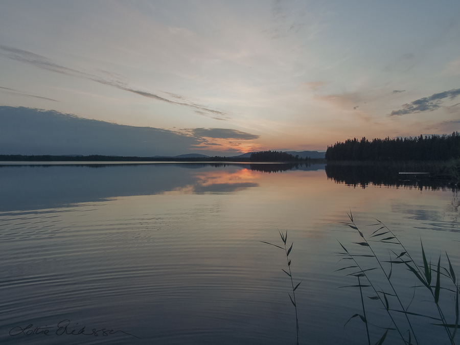 SE_Norrbotten_lake_sunset_tranquil_reflections_ripples900