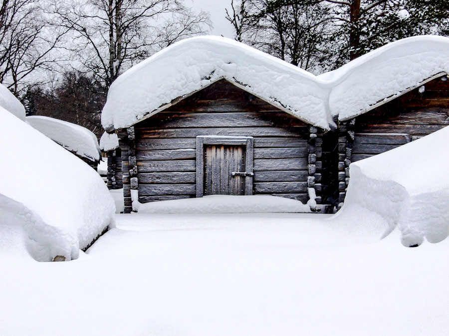 Lappish_huts_covered_in_snow2