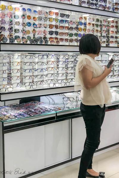Saopaolo Indoor Market Stall Glasses Saleswoman900 Saopaolo Indoor Market Stall Glasses Saleswoman900