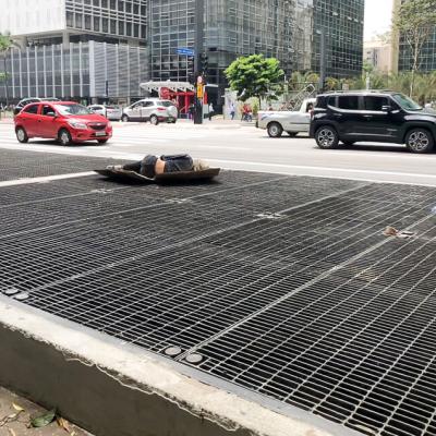 Saopaolo Lonely Sleeping On Airvent Street Traffic900