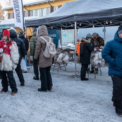 Se Jokkmokkmarket 30c Marketstall Reindeer Furs Sami Woman900 Se Jokkmokkmarket 30c Marketstall Reindeer Furs Sami Woman900