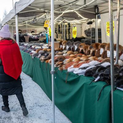 Se Jokkmokkmarket 30c Marketstall Warm Hats And Slippers900