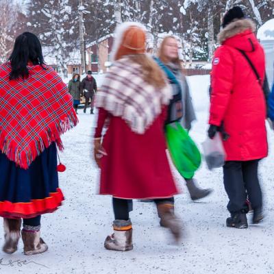 Se Jokkmokkmarket Woman In Sami Clothes900