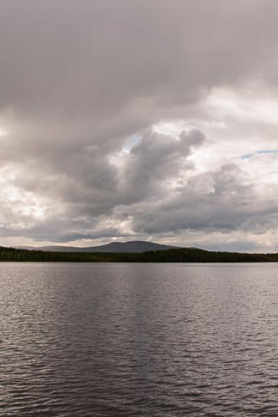 Se Lake Grey Sky Clouds Shadowing Mountains Forest