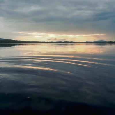 Se Lake Tranquil Vast Cloudopening Sunrays