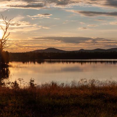 Se Lappland Midnight Sun Lake Mountains Sky900