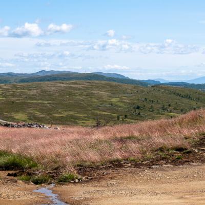 No Storwartz Rros Red Grass Mountains Valleys Blue Sky900