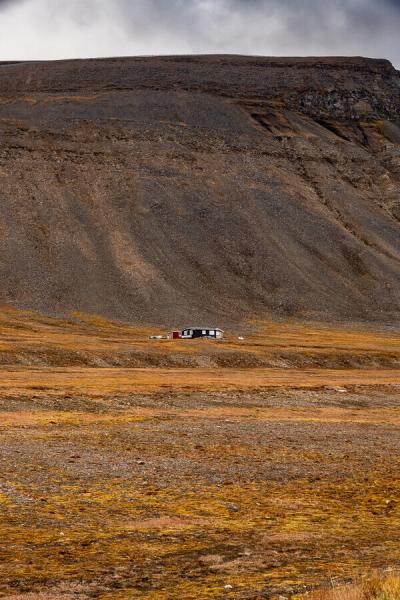 Svalbard Field Cabin Mountainside Grey Sky900