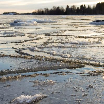 Se 08 Winter Ice Cracked Water Sunny Background Island