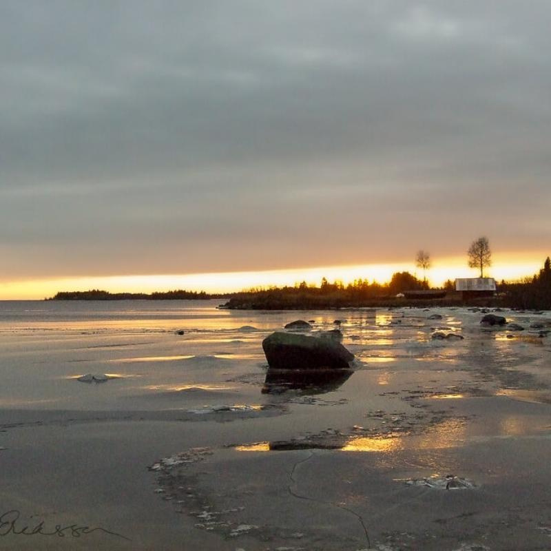 Se 08 Winter Icecovered Bay Sunset Reflections Heavy Clouds900