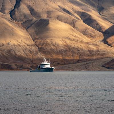 Svalbard Adventsfjorden Coastguard Ship Seaside Cabins Sunlit Mountainsides Valleys900