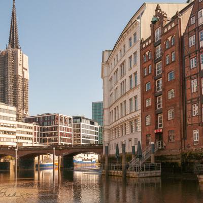 De Hamburg Canal Bridge Hansabuildings Church Scaffolding