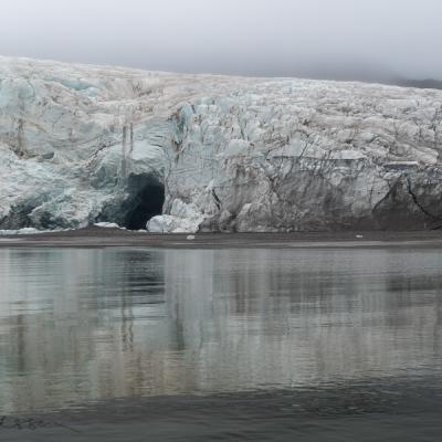 Sj Esmarksbreen Glacier Cave Beach900