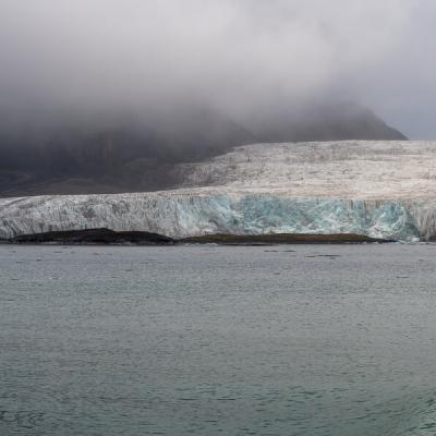 Sj Esmarksbreen Glacier Left Mountain Fog900