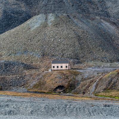 Svalbard Longyearbyen House Mountain Gravel900