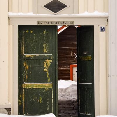 No Roros Green Doorway Open Courtyard Snow 900