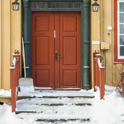 No Roros Red Door Blackish Framing Pillars Yellow House Snow900