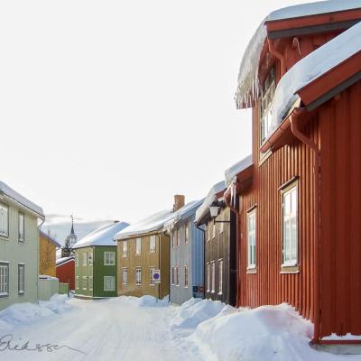 No Roros Street Red Black Blue Green Houses Snow900