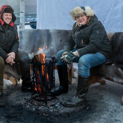 When it’s below -30°C you sure need a warm fireplace and reindeer furs to sit on, like this couple at the Jokkmokk Market, Sweden Se Jokkmokkmarket 30c Couple By Fire900