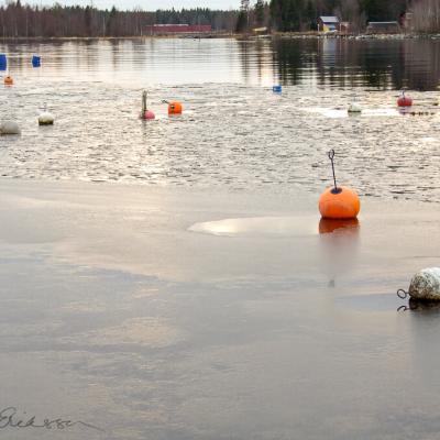 Se 08 Winter Bay Ice Buoys900 Se 08 Winter Bay Ice Buoys900