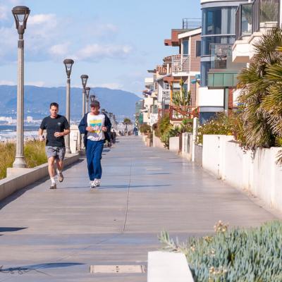 Us California Manhattanbeach Beachwalk People Houses900