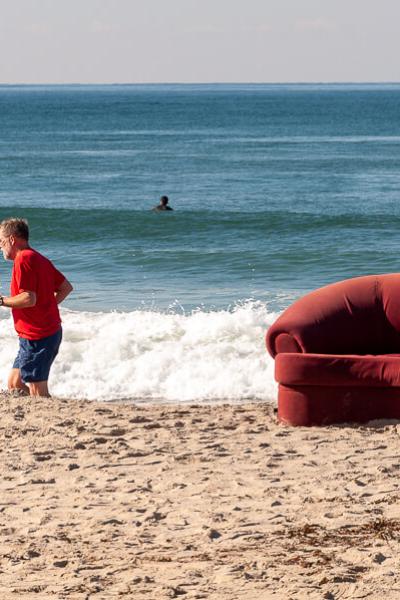 Us Sandiego Beach Man Running Surfers Head In Water Red Sofa900 Us Sandiego Beach Man Running Surfers Head In Water Red Sofa900
