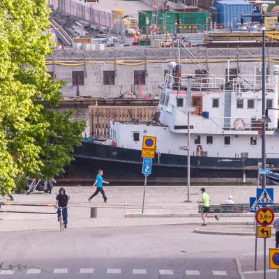 Se Sthlm Street People Canal Ship Buildingsite900