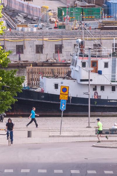 Se Sthlm Street People Canal Ship Buildingsite900