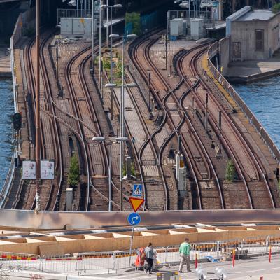 Se Stockholm Above Summer Railwaytracks River People900